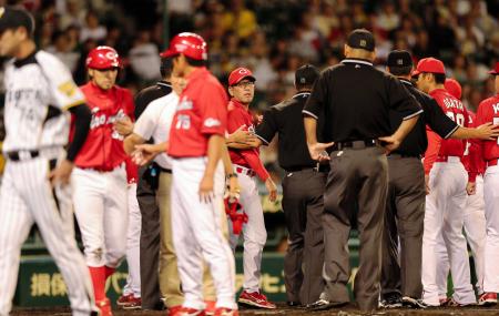 　５回、菊池（左から２人目）の死球に抗議する野村監督（中央）ら広島コーチ陣（撮影・棚橋慶太）