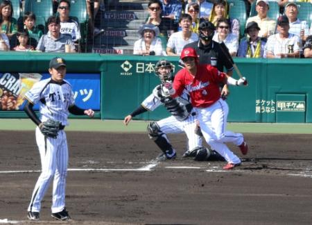 １回広島１死二、三塁、中前２点適時打を放つ小窪哲也（投手阪神の岩貞祐太）＝甲子園（撮影・持木克友）