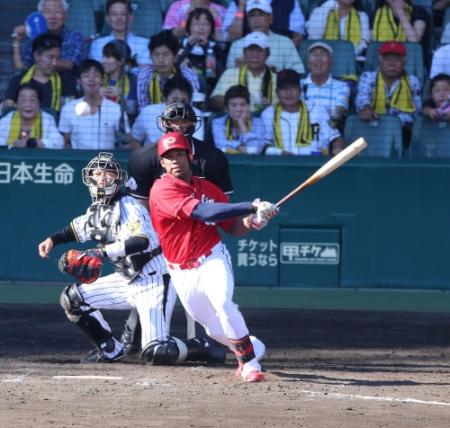 　５回、中前２点適時打を放つロサリオ＝甲子園