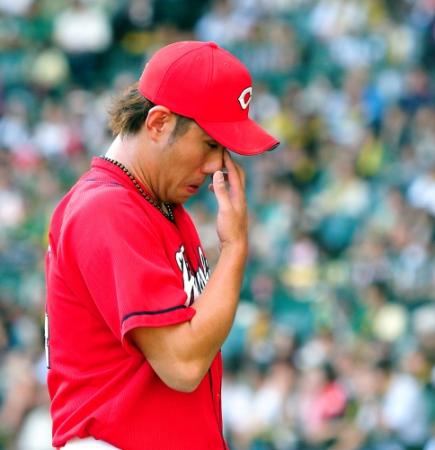 ７回、３点を奪われガックリとベンチへ戻る広島・中田　廉＝甲子園（撮影・飯室逸平）