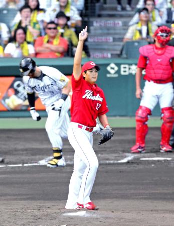 　１回、マートン（左）を左飛に打ちとる九里（撮影・持木克友）