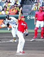 　１回、マートン（左）を左飛に打ちとる九里（撮影・持木克友）