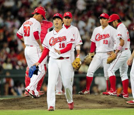 　６回、同点に追いつかれ降板する野村（中央）＝撮影・出月俊成