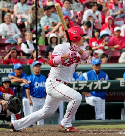 ３回広島２死二塁、広島・丸　佳浩は中前に先制打を放つ＝マツダスタジアム（撮影・出月俊成）