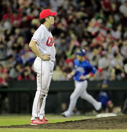　６回、梶谷（右）に３ランを浴び、マウンドでぼう然の大瀬良（撮影・出月俊成）
