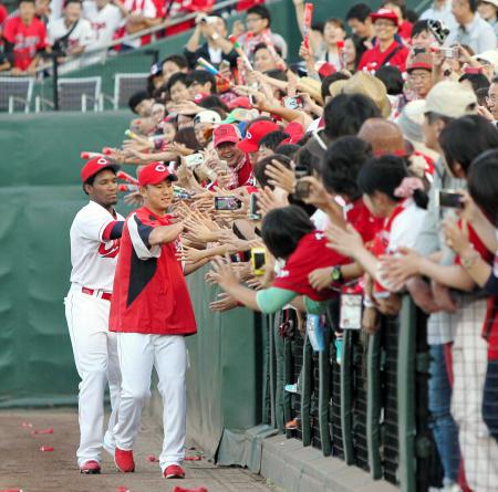 　今季４勝目を挙げ、ロサリオ（左）とともに歓喜のファンとハイタッチを交わす福井（撮影・出月俊成）