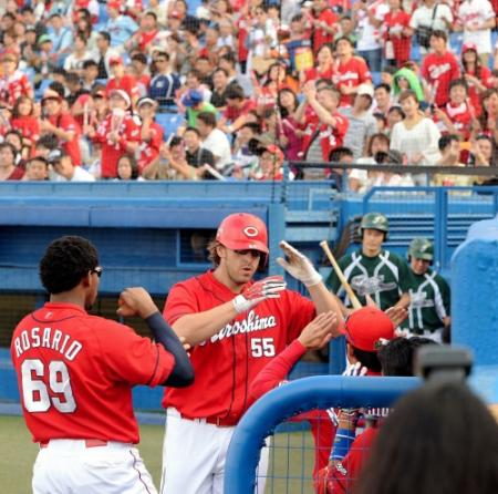 ９回広島２死、ソロ本塁打を放ちベンチ前でタッチを交わす広島・エルドレッド（中央）＝神宮（撮影・北野将市）