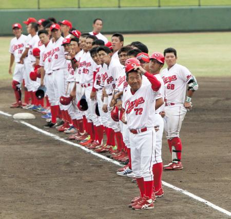 　ウエスタン最終戦を終え、ファンにあいさつをする内田２軍監督（手前）