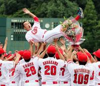 　ウエスタン最終戦でナインに胴上げされる横山（撮影・出月俊成）