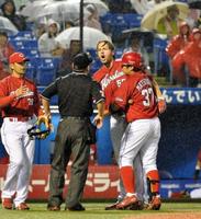 ５回、退場処分となり激高するエルドレッド＝神宮球場（撮影・園田高夫）