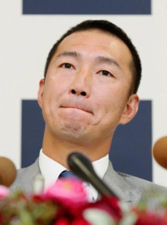 引退会見で唇をかみ締める広島・横山竜士＝マツダスタジアム（撮影・出月俊成）