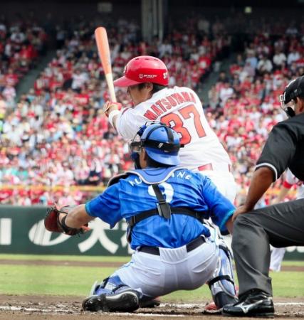 １回広島２死一、二塁、広島・松山竜平は左前に適時打を放つ＝マツダスタジアム（撮影・北村雅宏）