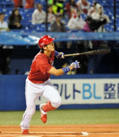 １回、広島・鈴木誠也が右越え先頭打者弾を放つ＝神宮球場（撮影・園田高夫）