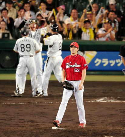 　６回、福留に３ランを浴びぼう然とする戸田（撮影・棚橋慶太）