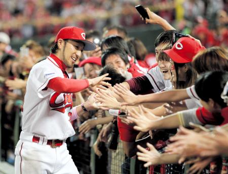 　ファンと笑顔でハイタッチを交わす菊池（撮影・北村雅宏）