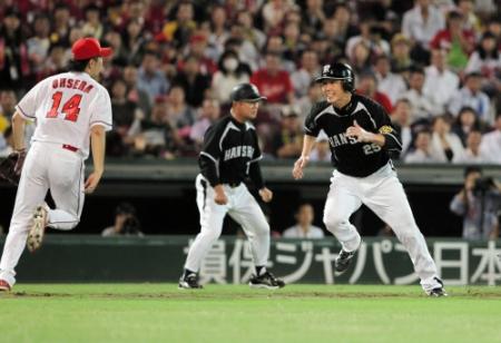 ４回阪神１死一、三塁、阪神・能見篤史の投ゴロで広島・大瀬良大地（左）は阪神・新井貴浩（右）を追い詰めきれず生還を許す＝マツダスタジアム（撮影・出月俊成）