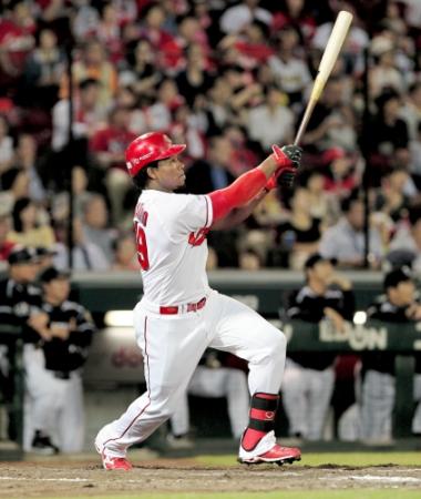 ４回、ソロを放つロサリオ（撮影・出月俊成）