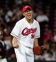 　６回、ピンチを切り抜け、雄たけびを上げる中田（撮影・出月俊成）