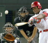 ４回、ソロを放つ広島・ロサリオ＝マツダスタジアム（撮影・田中太一）