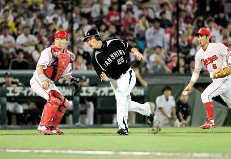 　４回、能見の投ゴロで飛び出した三走・新井（中央）を三本間で挟むも、タッチできずに生還を許す梵（右）と会沢（撮影・出月俊成）