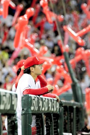 　７回、ジェット風船が舞う様子をベンチから見つめる大瀬良（撮影・出月俊成）