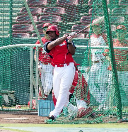 　打撃練習で快音を響かせるロサリオ（撮影・出月俊成）