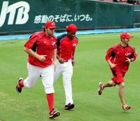 　ロサリオらと外野をランニングするエルドレッド（左）＝撮影・北村雅宏