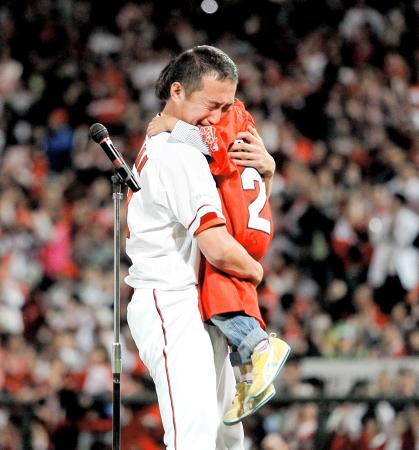 　最愛の子どもたちから花束を贈られ、号泣しながら抱きしめる横山（撮影・北村雅宏）　