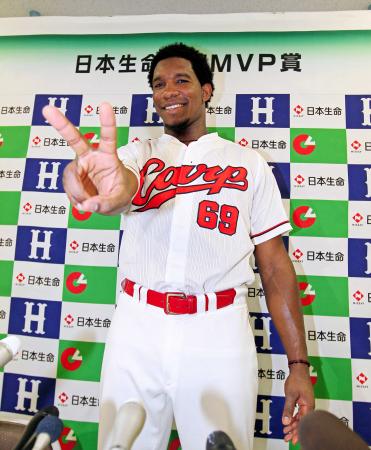 　月間ＭＶＰを受賞し、笑顔でＶサインを見せるロサリオ（撮影・出月俊成）