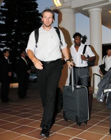 ロサリオ（右）らとともに宮崎入りしたエルドレッド＝宮崎（撮影・出月俊成）