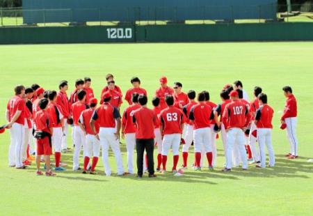 練習前にナインに退任の報告をする広島・野村謙二郎監督（中央）＝日南（撮影・出月俊成）