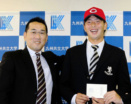 大瀬良に使命あいさつした広島・野村謙二郎監督（左）＝２０１３年１０月２９日