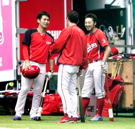 　練習中、野村監督（中）と談笑する菊池（右）＝撮影・出月俊成