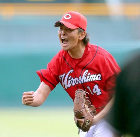 　４回、マートンを打ち取りガッツポーズで気合を入れる大瀬良（撮影・田中太一）