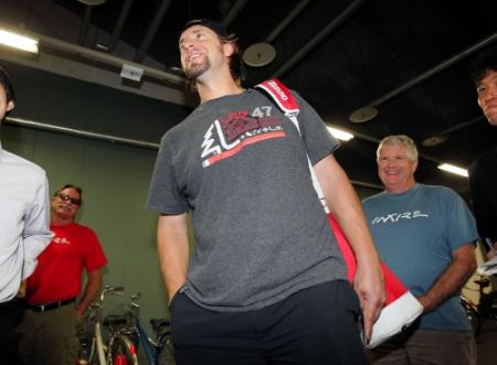 家族とともに球場に姿を見せたエルドレッドは来季への意気込みを語る（撮影・出月俊成）