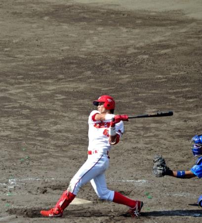 ４回、左越え２ランを放った鈴木誠