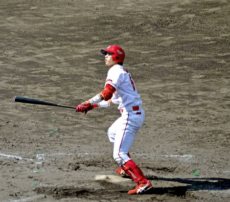 　４回、左越え２ランを放ち、打球の行方を追う鈴木誠（撮影・北村雅宏）