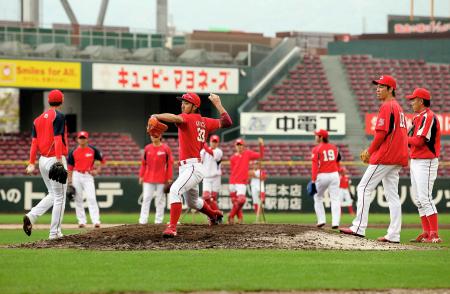 　野手と投手が互いに交じり、投内連係の練習をするカープナイン