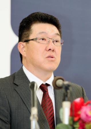 ２軍投手コーチに就任し、記者会見する広島・佐々岡真司＝マツダスタジアム（撮影・北村雅宏）