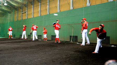 　初日から全員がブルペン入りしたカープ投手陣（撮影・出月俊成）