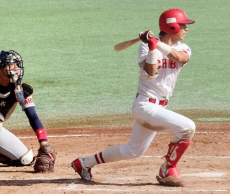 「東海・北陸・愛知三連盟王座決定戦」中部学院大対愛知学院大　７回中部学院大無死、中前打を放つ広島ドラフト１位・野間峻祥＝瑞穂球場（撮影・市尻達拡）