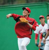 　日米野球へ向け、笑顔で調整を続ける前田（撮影・出月俊成）