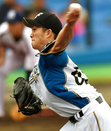 　９日に行われたトライアウトで力投する佐藤