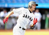 　３回、三塁打を放ち疾走する鈴木誠（撮影・保田叔久）