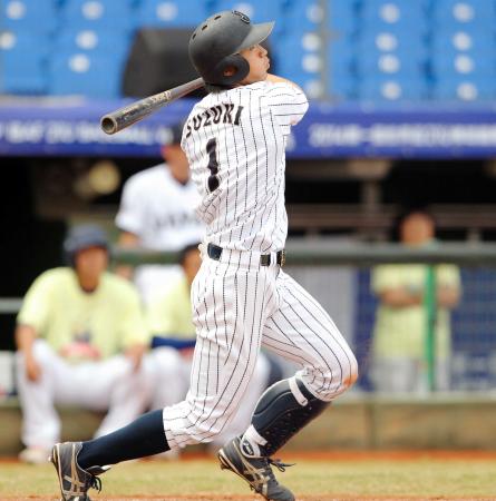 　４回、鈴木が中越えの適時二塁打を放つ（撮影・保田叔久）