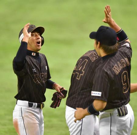 　４回、適時打を放った菊池（左）は、丸（右）と笑顔でタッチを交わす（撮影・吉澤敬太）