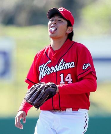 練習中に舌を出す広島・大瀬良大地＝日南（撮影・出月俊成）