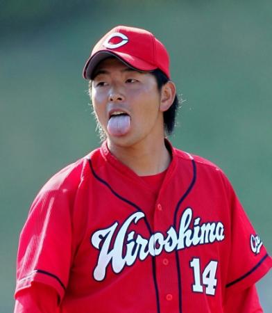 練習中に舌を出す広島・大瀬良大地＝日南（撮影・出月俊成）