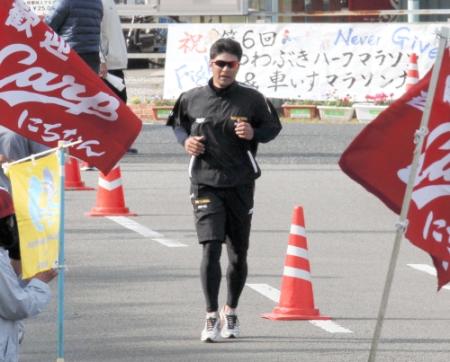 「第６回つわぶきハーフマラソン＆車いすマラソン大会」に参加した緒方監督（撮影・市尻達拡）