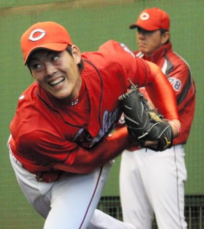 ブルペンで１３１球を投げた九里。後方は畝投手コーチ（撮影・市尻達拡）